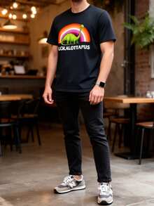 Camiseta divertida con estampado de dinosaurio para hombre - Negra, casual, de manga corta, estilo veraniego estándar, lavable a máquina, estilo de dibujos animados con humor. - Negro - Ver 4