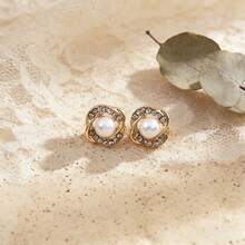 1 Đôi bông tai ngọc trai xoắn rỗng, thiết kế tinh tế, kiểu dáng tối giản thanh lịch, thể hiện sự nhẹ nhàng sang trọng, phù hợp cho cả ngày thường, hẹn hò và dự tiệc. - Vàng - Xem 7