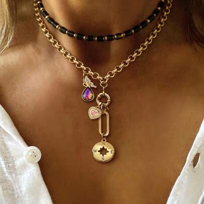 Bộ dây chuyền mặt dây chuyền nữ gồm 1 chiếc, mỗi chiếc bao gồm mặt dây chuyền hình bướm giọt nước, mặt dây chuyền hình bánh donut, mặt dây chuyền hình la bàn bát giác, mặt dây chuyền hình trái tim ngôi sao, mặt dây chuyền hình trái tim, mặt dây chuyền hình trái tim đính đá, mặt dây chuyền hình lục giác và mặt dây chuyền hình hành tinh. Thiết kế thanh lịch và dễ thương, phù hợp để đeo hàng ngày hoặc làm quà tặng.