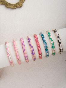 这款复古新款中式宫廷风手链，镶嵌钻石，饰以色彩缤纷的花卉图案，并采用珐琅涂层，开口设计，弹性十足，适合女性在办公室、日常、街头、音乐节等场合佩戴，是时尚女士的理想饰品。它也是一份节日礼物，适合婚礼、情人节、母亲节和生日等场合。 - 花 - 查看 11