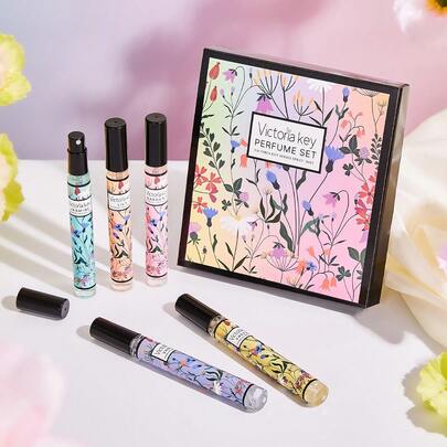 5瓶/套 10毫升浪漫花香喷雾礼盒，包含茉莉、香草、百合、马蹄莲和梓树香型。方便携带，室内香氛，适用于鞋柜、卧室、衣柜和浴室。是生日或情人节的理想礼物。