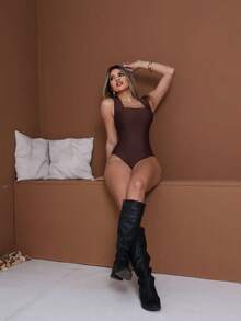 Women's Bodysuit With Padded Cups, Square Neckline, Wide Straps, Fitted Style, Basic And Elegant Fashion. Aura Bodysuit With Padded Cups. - 鏽棕色 - 查看 3