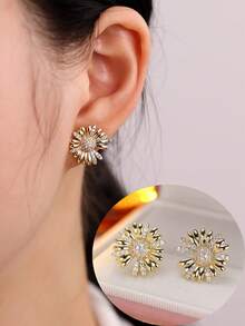 1 Pair Women's Earrings, Fresh & Versatile Gold-Plated Small Daisy Earrings, New Fashion Sweet Synthetic Cubic Zirconia Sunflower Earrings, Suitable For Gift And Daily Wear - Earrings - View 4