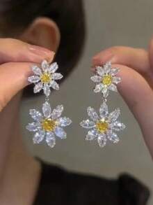 一对优雅精致的向日葵吊坠耳环，甜美风格；两对小雏菊耳环，镶嵌闪亮锆石，男女皆宜。 - 彩色 - 查看 3