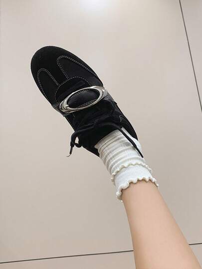 Giày bệt đế bằng khóa kim loại cổ điển, giày thể thao buộc dây kiểu dáng mới dành cho nữ.