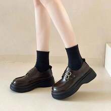 Zapatos de piel de estilo inglés para las cuatro estaciones de 2026: primavera, verano, otoño e invierno. Nuevos mocasines con alza para mujer. Zapatos de plataforma para colegialas. Zapatos Mary Jane. - Marrón - Ver 2