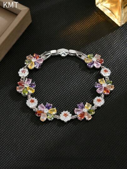 KMT 这款铜镶嵌立方氧化锆彩虹花朵手链，设计甜美清新，充满宫廷风情，适合婚礼/周年纪念/生日等场合佩戴，是送给妻子/女友/母亲的高端珠宝礼物，也是搭配婚纱的必备单品，更是晚宴派对的点睛之笔，同时也是送给女友的时尚礼物和情人节礼物。