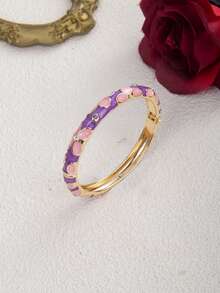 这款复古新款中式宫廷风手链，镶嵌钻石，饰以色彩缤纷的花卉图案，并采用珐琅涂层，开口设计，弹性十足，适合女性在办公室、日常、街头、音乐节等场合佩戴，是时尚女士的理想饰品。它也是一份节日礼物，适合婚礼、情人节、母亲节和生日等场合。 - 花 - 查看 17