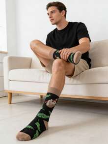 1 đôi tất nam màu đen và nâu phối hợp họa tiết hình con lười và cây dương xỉ hoạt hình, cao đến bắp chân, kiểu dáng thường ngày phù hợp cho mọi mùa. - Nhiều màu - Xem 2