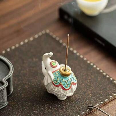 这款原创的象形香炉是摆放在中式茶几和家居空间的优雅装饰品。象的图案象征着吉祥如意、一帆风顺，并附有“愿您梦想成真”的美好祝愿。