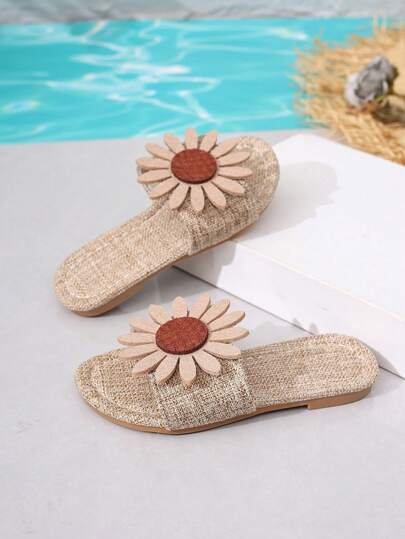 1双亚麻透气向日葵女童拖鞋，吸汗透气不闷热，时尚百搭，适合夏季居家和户外穿着。