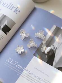 美人鱼炫彩迷你蝴蝶发爪夹，适合追求甜美和Y2K风格的女性，可用于整理刘海、点缀碎发和打造各种发型。 - 1 YEAR - 查看 3