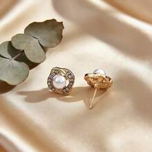 1 Đôi bông tai ngọc trai xoắn rỗng, thiết kế tinh tế, kiểu dáng tối giản thanh lịch, thể hiện sự nhẹ nhàng sang trọng, phù hợp cho cả ngày thường, hẹn hò và dự tiệc. - Vàng - Xem 2