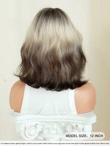 女士短款波浪卷发假发，铂金色渐变至棕色，带刘海，12英寸短款波浪卷发假发，深色发根，天然合成纤维，耐热假发，适合日常角色扮演、音乐节派对等场合佩戴。 - Platinum - 查看 3