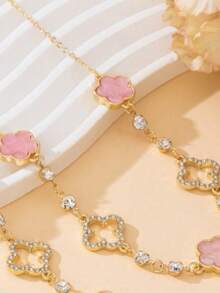 1 Set mit 2 Stücke modischem, elegantem hochwertigen Glücks-Blumenanhänger mit 5 Blütenblättern, Kristallen und Kleeblatt mit 4 Blättern, rosafarbenem Kleeblatt mit 5 Blättern als Halskette & Armband Set für Frauen - mehrfarbig - Übersicht 3