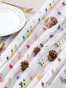 1Pc This Embroidered Table Runner Features Colorful Small Flower Patterns On A Semi-Transparent Mesh Fabric,Creating A Simple And Fresh Style. The Floral Pattern Makes This Sheer Table Runner Suitable For All Seasons,And It's Perfect For Decorating Dining Tables In Bedrooms,Living Rooms,Parties,And Weddings. - 11.81*70.87 英寸 - 查看 10
