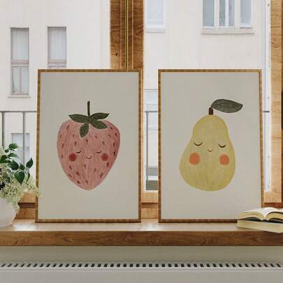 两幅一套的无框帆布画，以复古可爱的卡通水果为主题，包含梨和草莓图案。非常适合装饰卧室、咖啡馆、厨房和餐厅等家居空间。这款清新迷人的艺术画作是点亮任何墙面的完美装饰品。