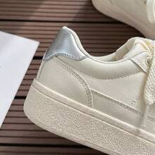 Tenis de mujer casuales y zapatillas blancas mujer en . Calzado deportivo de cuero PU con suela gruesa tipo plataforma y cordones anchos decorativos. Tenis para mujeres de diseño nicho con punta redonda y detalles elegantes. Zapatos para mujer cómodos, transpirables y antideslizantes de estilo coreano versátil. Calzado para caminar con diseño retro, ligero y resistente al desgaste para uso diario. - Beis - Ver 7