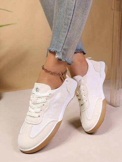 Trendiga kontrastfärgade casual sneakers, snörning i läder med rund tå och platta skor för tonåringar