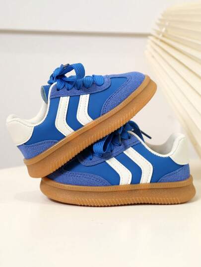 1 par klassiska sportskor för babyn, tillverkade av bekvämt, andningsbart material som håller barnets fötter torra. Svartvit randig design på ovandelen, enkla och moderiktiga, med stängning för enkel på- och avtagning. Halkfri och slitstark sula ger stabilt stöd, lämplig för småbarn och dagliga aktiviteter. Oavsett om de är inomhus eller utomhus, erbjuder dessa sportskor komfort och för barnet, ett idealiskt val för barnets tillväxt.