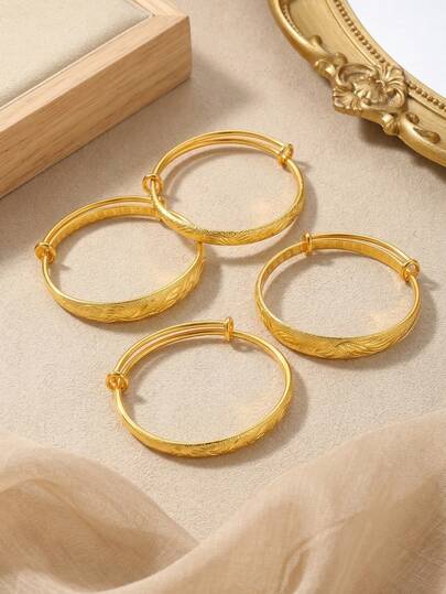 1 chiếc vòng tay mạ vàng 18k khắc họa tiết cổ điển, thích hợp đeo hàng ngày cho nữ.