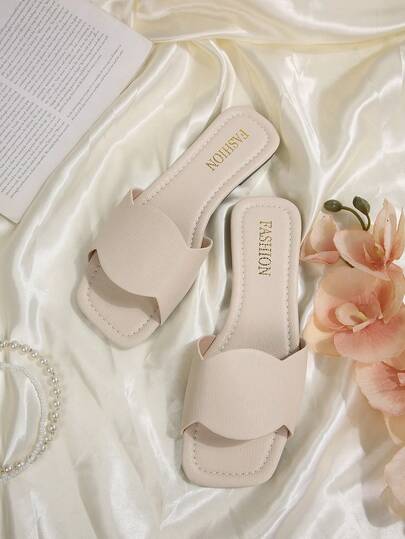 Sandal đế bằng nữ màu trơn, viền hoa, kiểu dáng tối giản thoải mái, phù hợp cho cả trong nhà và ngoài trời, dễ xỏ.