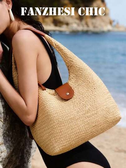 这款沙滩度假草编包，时尚手工编织，新款单肩腋下包，纯色卡其色。这款新月形草编包采用翻盖搭扣设计，顶部配有单肩肩带，可肩背或手提，内部设有拉链口袋。适合女孩们参加派对、度假、旅行、约会、出差、日常通勤等各种场合。