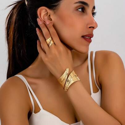 Bộ 1 chiếc vòng tay và nhẫn hợp kim hình lá may mắn theo phong cách tối giản, phóng khoáng, cá tính, kết hợp giữa phong cách Âu và Mỹ, trang sức thời trang dành cho nữ, phụ kiện lý tưởng cho đeo hàng ngày, đi nghỉ mát, hẹn hò, dự tiệc, món quà hoàn hảo cho bạn bè và gia đình.