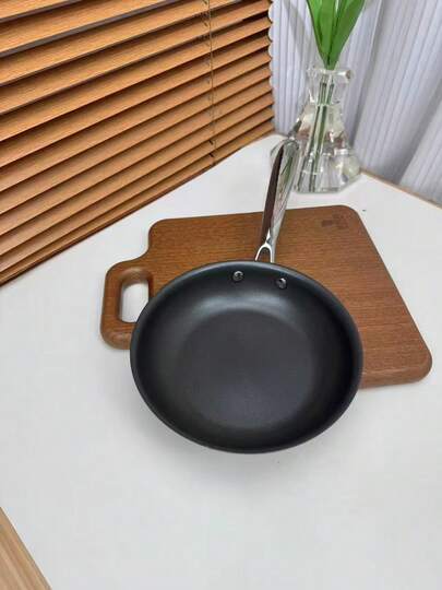 Chảo thép không gỉ 18/10 đường kính 18cm chống dính, thích hợp để làm bánh kếp, chiên trứng, bít tết, dùng được trên bếp ga và bếp từ, đáy phẳng, sử dụng được trong gia đình và nhà hàng, cấu trúc thép 3 lớp.