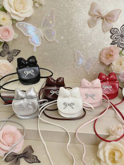 1 chiếc Túi đeo chéo mini mới này có điểm nhấn là chiếc nơ và thiết kế giản dị nhưng vẫn thời trang. Kích thước nhỏ gọn và tính tiện dụng khiến nó trở nên lý tưởng cho những chuyến đi chơi hàng ngày và du lịch. Nó cũng có thể được sử dụng như một hộp đựng son môi, dễ dàng chứa những vật dụng cần thiết hàng ngày của bạn. Món đồ đa năng này được các tín đồ thời trang yêu thích và phù hợp với nhiều phong cách và dịp khác nhau, khiến nó trở nên vô cùng đa dụng. Nó cũng là một món quà tuyệt vời dành cho bạn bè và gia đình.