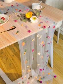 1Pc This Embroidered Table Runner Features Colorful Small Flower Patterns On A Semi-Transparent Mesh Fabric,Creating A Simple And Fresh Style. The Floral Pattern Makes This Sheer Table Runner Suitable For All Seasons,And It's Perfect For Decorating Dining Tables In Bedrooms,Living Rooms,Parties,And Weddings. - 11.81*70.87 英寸 - 查看 1