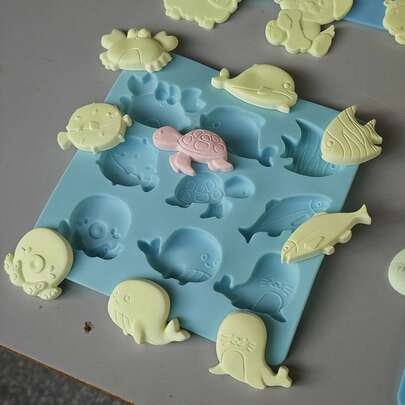 Bộ 26 khuôn/9 khuôn silicon tái sử dụng, bao gồm các hình phương tiện giao thông/động vật biển/trái cây. Bền, dễ vệ sinh và dễ lấy khuôn ra. Thích hợp cho làm đồ thủ công bằng thạch cao/làm xà phòng/đúc trang sức/làm nến. Thích hợp cho Ngày Valentine/Năm mới/Trang trí nhà cửa/Đồ thủ công mỹ nghệ/Đồ trang trí nhỏ. Đồ dùng chơi khăm vui nhộn (Màu sắc có thể hơi khác giữa xanh da trời và xanh lá cây nhạt do pha trộn màu thủ công, nhưng không ảnh hưởng đến việc sử dụng sản phẩm).