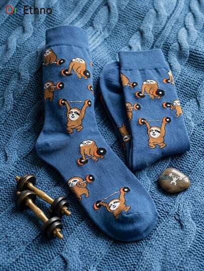 一双男士趣味健身树懒主题袜子（卡通树懒和杠铃图案），卡通印花撞色设计，吸汗防臭，柔软舒适，新颖有趣，保暖舒适。是送给父亲、儿子、祖父、丈夫、男友、健身爱好者和可爱动物爱好者的趣味礼物，适合生日、万圣节、圣诞节和各种主题活动。也是送给儿子妻子、女儿和女友的最佳健身主题礼物，四季皆宜。