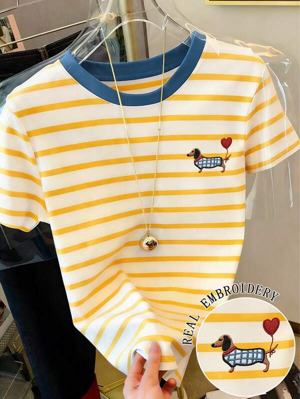 Camiseta de mujer de manga corta y cuello redondo con estampado de rayas y bloque de color con bordado de perro salchicha, atuendo de verano para vacaciones en la playa