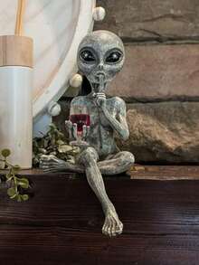 【趣味触感】外星人啤酒雕像 - 一款充满趣味和想象力的太空主题装饰品。这款绿色外星人手持啤酒杯，非常适合摆放在书桌或书架上。它是科幻迷的理想礼物，也是圣诞节、节日或馈赠亲朋好友的绝佳选择。它完美融入节日装饰和科幻主题房间。| 趣味外星人设计 | 精湛工艺，外星人主题装饰，家居装饰 - 彩色 - 查看 3
