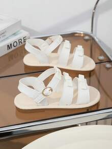 1 paire de sandales de plage blanches pour filles, couleur unie, patchwork en PU souple et tissu, décoration nœud, fermeture à crochet et boucle sur une seule sangle au talon, sandales plates style princesse mignon et à la mode, convient pour le quotidien décontracté, les vacances à la plage, le port en extérieur, printemps/été nouveau 2026 - Blanc - Voir 3