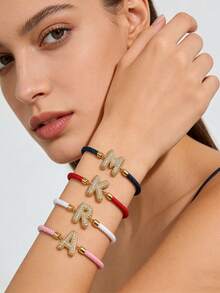 Một chiếc vòng cổ mặt dây chuyền đôi sang trọng, độc đáo, tinh tế và thanh lịch, gồm một chuỗi 26 chữ cái (từ A đến Z). Một chiếc vòng tay mặt dây chuyền tinh xảo và đẹp mắt theo phong cách vòng đeo tay. Trang sức thủ công. - Nhiều màu - Xem 6