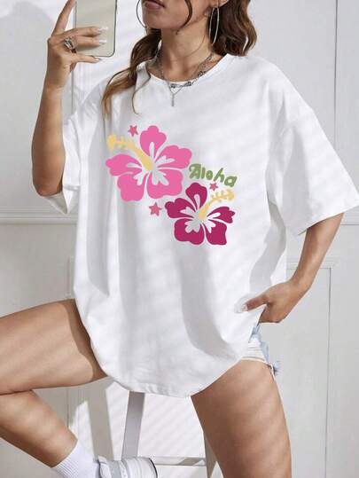 女士休闲短袖T恤，饰有花卉和字母印花。白色T恤上醒目地印着绿色字母“这不是运气，而是上帝的旨意”。圆领短袖T恤、基础款T恤和印花上衣是女士夏季衣橱的必备单品。