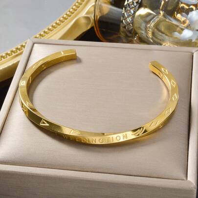 1pc Simple Light Luxury 18k Gold Plated Mobius Engraved Open Bracelet For Women Men Daily Wear, Couple Jewelry