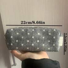 1个灰色波点帆布铅笔盒，柔软时尚，适合收纳桌面化妆品、文具和铅笔，是返校用品的理想之选。 - 波點灰色筆袋 - 查看 10