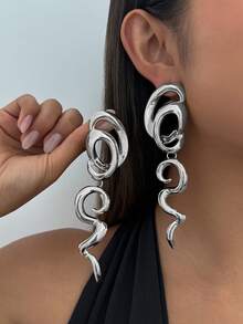 1 par de pendientes largos de aleación con espiral dorada de estilo retro europeo y americano, exagerados y extra grandes, adecuados para fiestas, banquetes, citas, vacaciones y accesorios de estilo de las mujeres - Plateado - Ver 1
