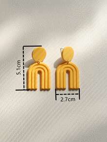 一对黄色雕花亚克力拱形吊坠耳环，度假嘻哈风格，音乐节派对礼物（女士款） - 黃色 - 查看 3