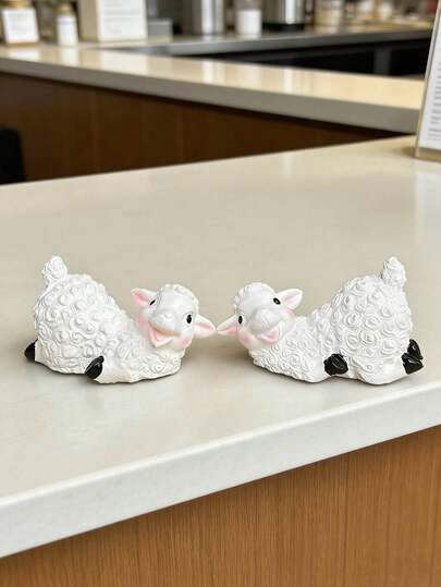 かわいい樹脂製横たわる羊の置物 - 完璧なイード・アル=アドハーの装飾!愛らしい毛深い羊の彫刻、ラマダンの家庭、カフェのカウンター、オフィスデスクに適しています。あなたの生活空間に温かい祝祭的な雰囲気を添える魅力的なイスラム教の祝日のギフト、イード・アル=アドハーの祝祭とラマダンの装飾に最適です。