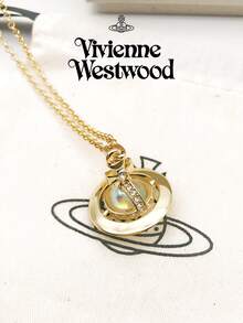 Vivienne Westwood Bộ sưu tập mặt dây chuyền Tiny Orb mới, dây chuyền Aurora Pilot cỡ trung, mạ vàng, bằng đồng thau, đính đá lấp lánh. - Vàng - Xem 9