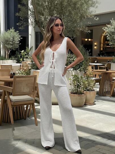 Bộ đồ dệt kim buộc dây màu trắng: Áo khoác không tay + Quần ống rộng. Bộ 2 món này rất lý tưởng cho kỳ nghỉ.