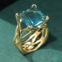 Chiếc nhẫn nhựa này mang một vẻ đẹp nghệ thuật, với thiết kế đường nét hình học tinh tế, độc đáo và cao cấp, là lựa chọn lý tưởng để tham dự các buổi tiệc sang trọng, tiệc trên du thuyền và những dịp tương tự. - Vàng - Xem 1