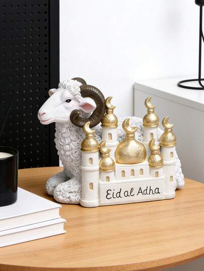 宰牲节树脂公羊雕塑摆件 - 装饰性绵羊，饰以清真寺和金色新月图案，是斋月/宰牲节家居装饰、桌面摆件、置物架和伊斯兰主题角落的理想之选。增添节日文化氛围，是宰牲节礼物和家居装饰的绝佳选择。