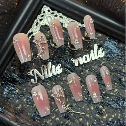 10 piezas Pegatinas de uñas de mujer tipo ataúd largo, hechas a mano, totalmente cubiertas y reutilizables, de viscosidad media, en color rosa sandía, rosa sandía y rosa nude con efecto tie-dye, mariposa hueca de metal plateado 3D con cadena y pequeño colgante, y accesorios de uñas con cristales transparentes, juego de arte de uñas estilo Y2K, adecuado para mujeres y niñas, festivales, uso diario, fiestas, reuniones y otros lugares (incluye: un trozo de pegamento de gelatina y una tira de fricción)