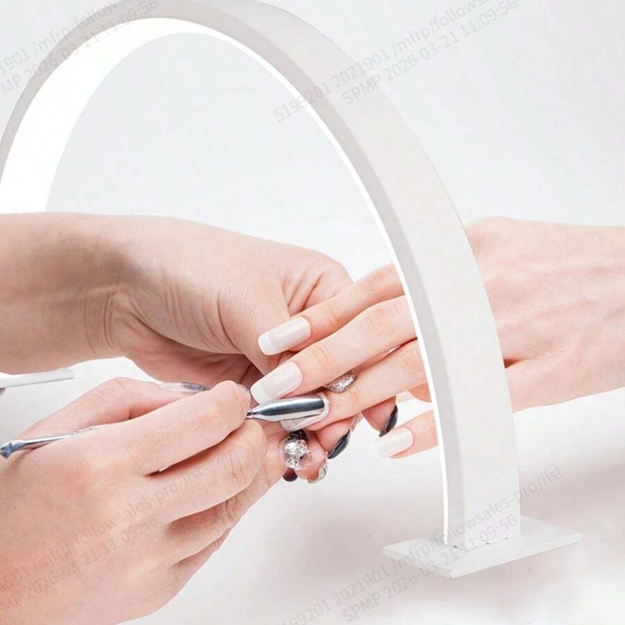 1 đèn làm móng hình lưỡi liềm hiện đại, dùng nguồn USB, bằng kim loại, bề mặt được đánh bóng, điều khiển bằng nút bấm, chao đèn bằng nhựa, thích hợp sử dụng tại nhà và chuyên nghiệp, không cần pin.