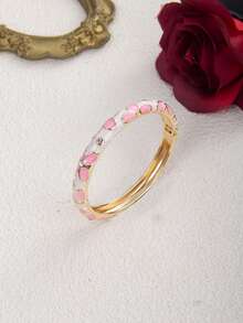 这款复古新款中式宫廷风手链，镶嵌钻石，饰以色彩缤纷的花卉图案，并采用珐琅涂层，开口设计，弹性十足，适合女性在办公室、日常、街头、音乐节等场合佩戴，是时尚女士的理想饰品。它也是一份节日礼物，适合婚礼、情人节、母亲节和生日等场合。 - 花 - 查看 16